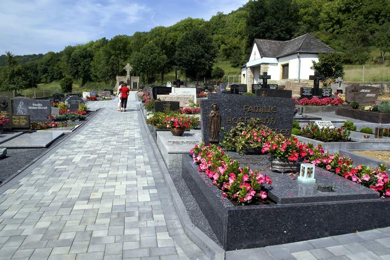 Unser Friedhof wird verschoenert 2008 Bild Nr.003